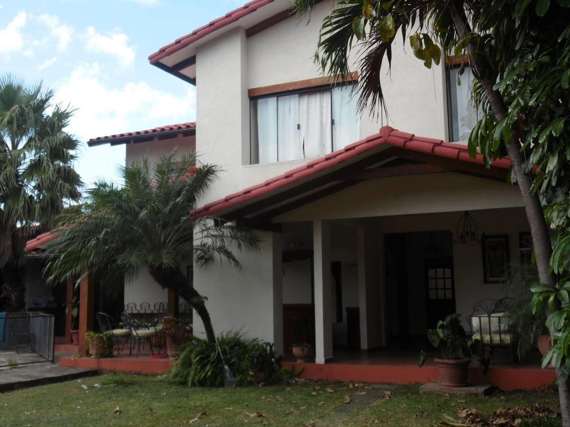 Lili'S Hostel Santa Cruz de La Sierra Exterior foto
